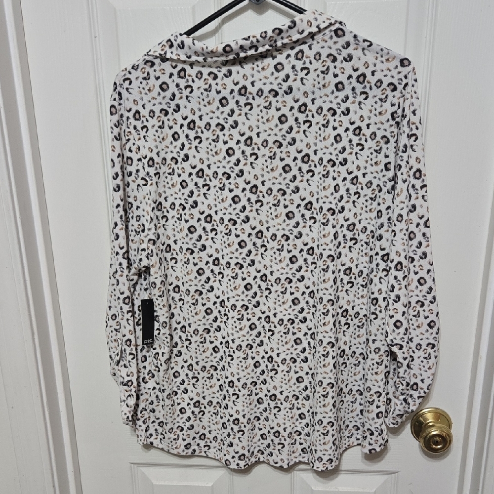 Elegant Animal Print Blouse - Picture 5 of 5